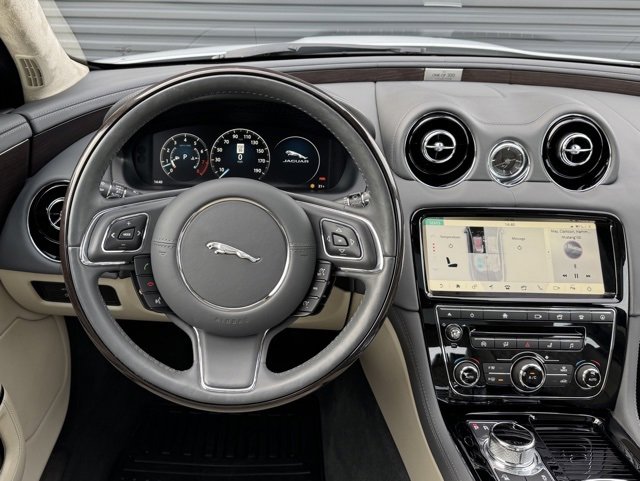 Used 2019 Jaguar XJ L Supercharged image 19