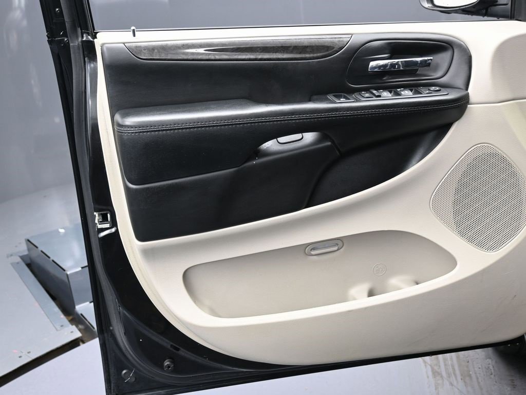 Used 2018 Dodge Grand Caravan SE w/ UConnect Hands-Free Group image 33