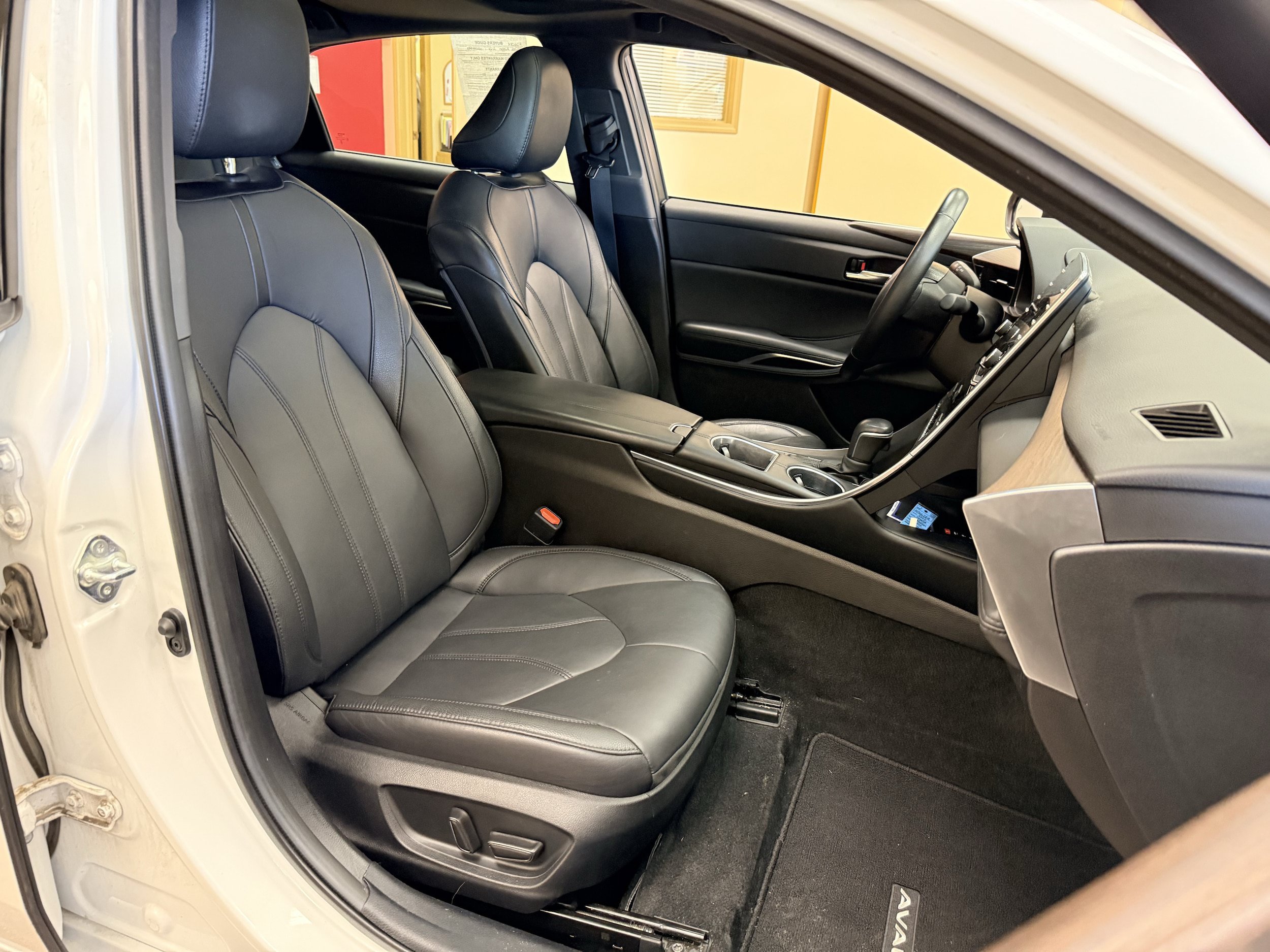 Used 2022 Toyota Avalon XLE w/ Moonroof Package FWD image 15