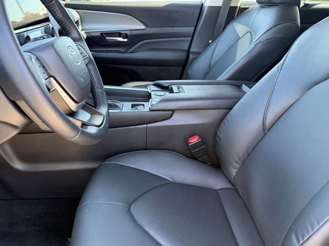 Used 2025 Toyota Grand Highlander FWD image 11