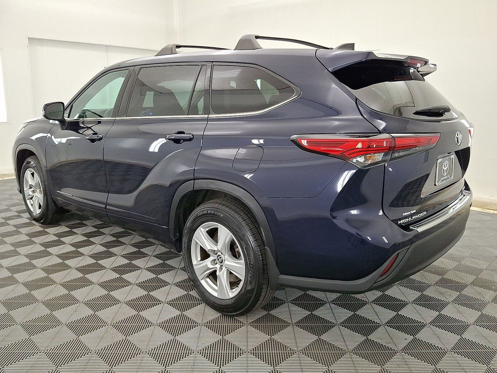 Used 2022 Toyota Highlander LE AWD/4WD image 13