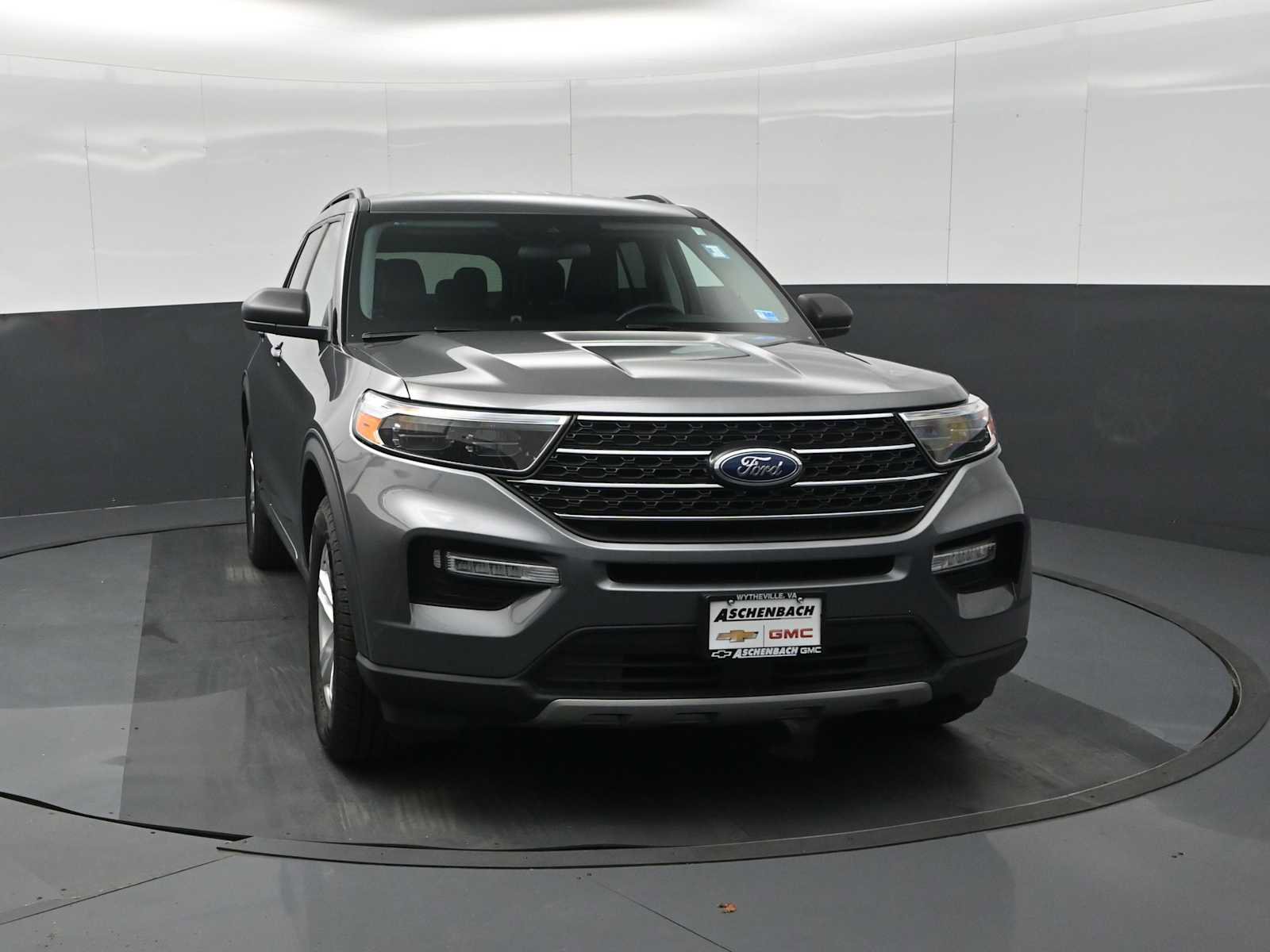 Used 2023 Ford Explorer XLT w/ Equipment Group 202A image 3