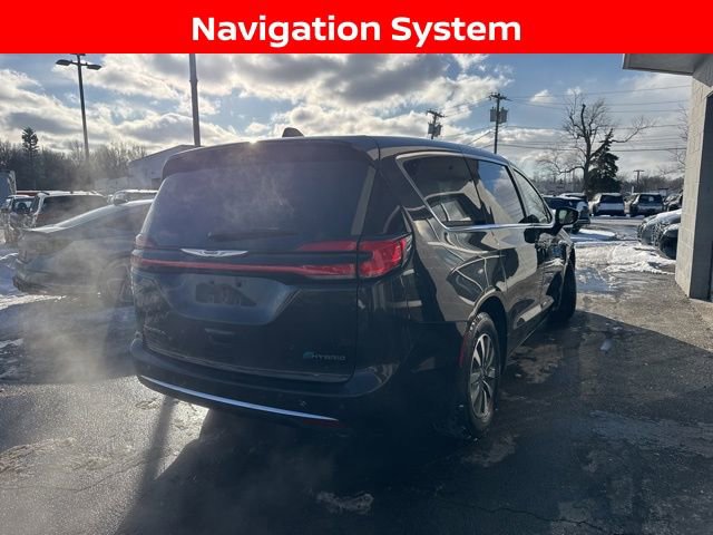 Used 2024 Chrysler Pacifica Select image 2
