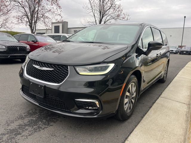 Used 2023 Chrysler Pacifica Touring-L image 3