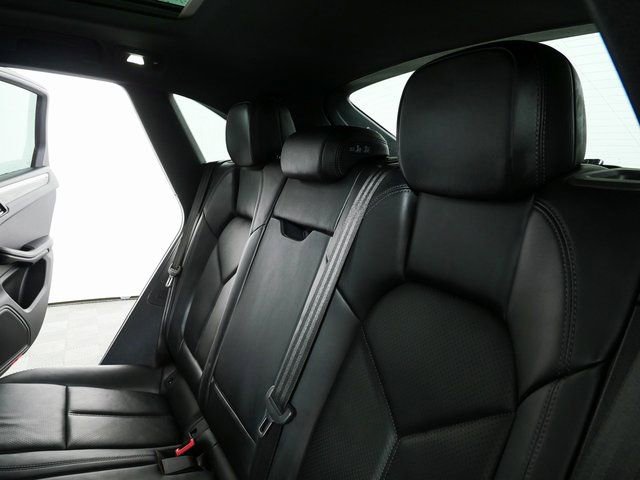 Certified 2024 Porsche Macan AWD/4WD image 23