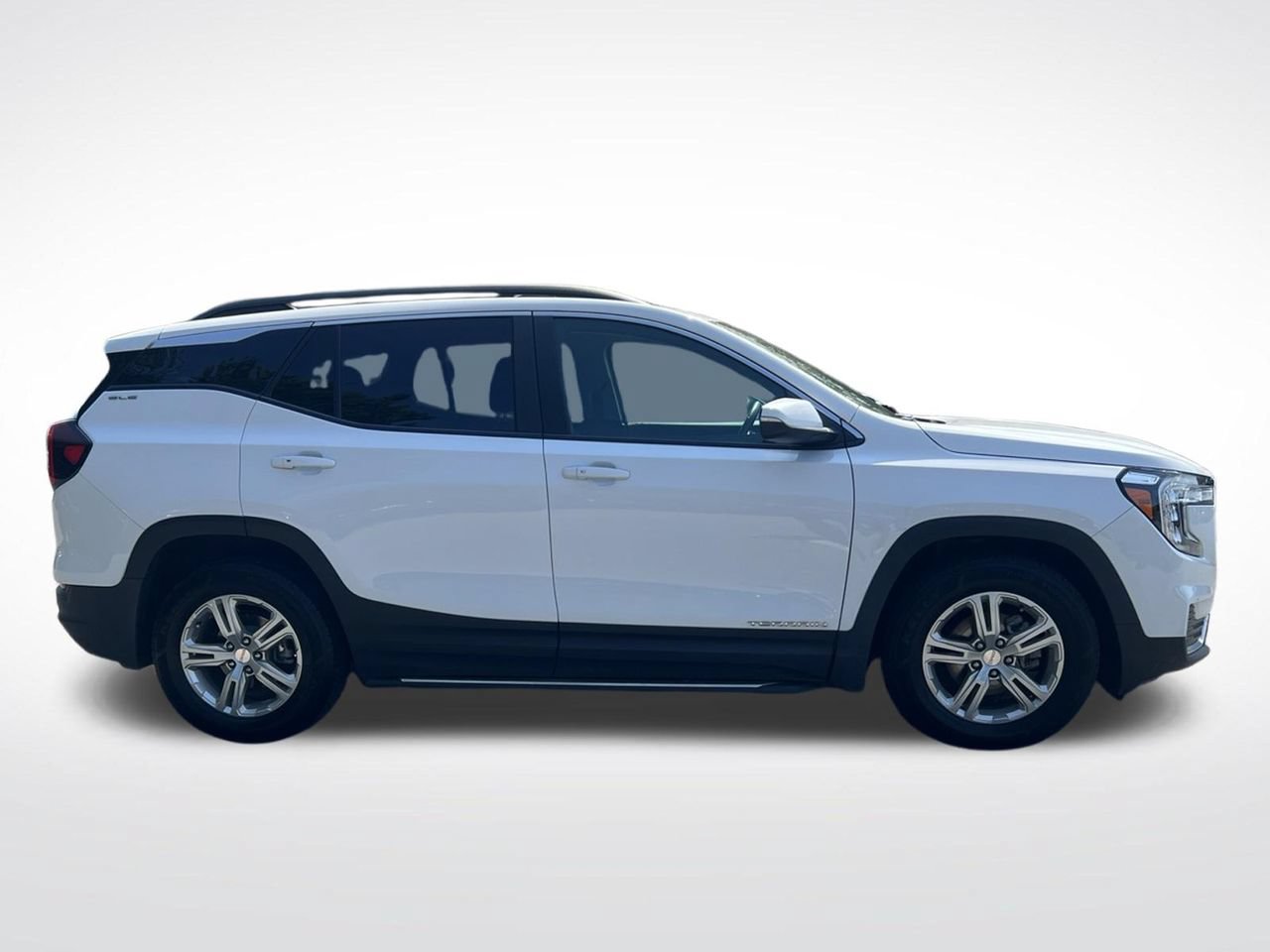 Used 2024 GMC Terrain SLE w/ Driver Convenience Package FWD image 3