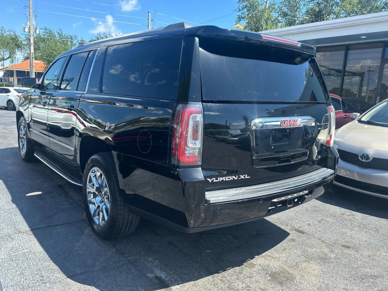 Used 2017 GMC Yukon XL Denali w/ Open Road Package image 5