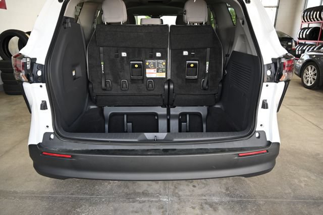 Used 2023 Toyota Sienna LE AWD/4WD image 30