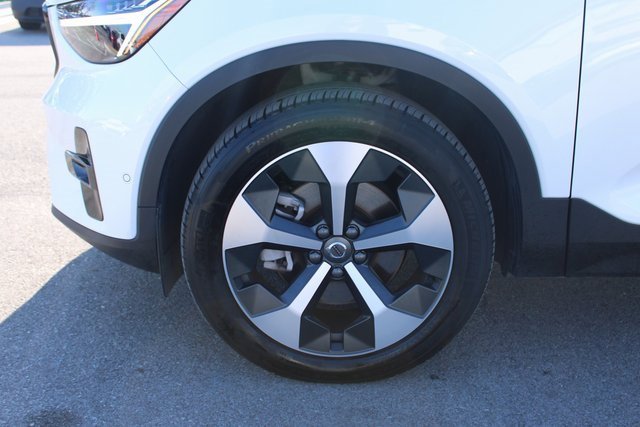 Used 2025 Volvo XC40 B5 Plus image 37