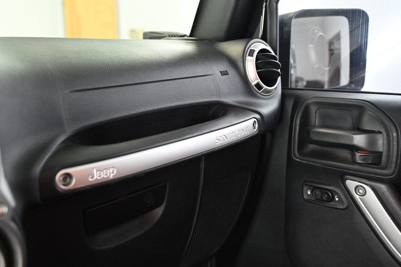 Used 2018 Jeep Wrangler Unlimited Rubicon w/ Cold Weather Group image 34