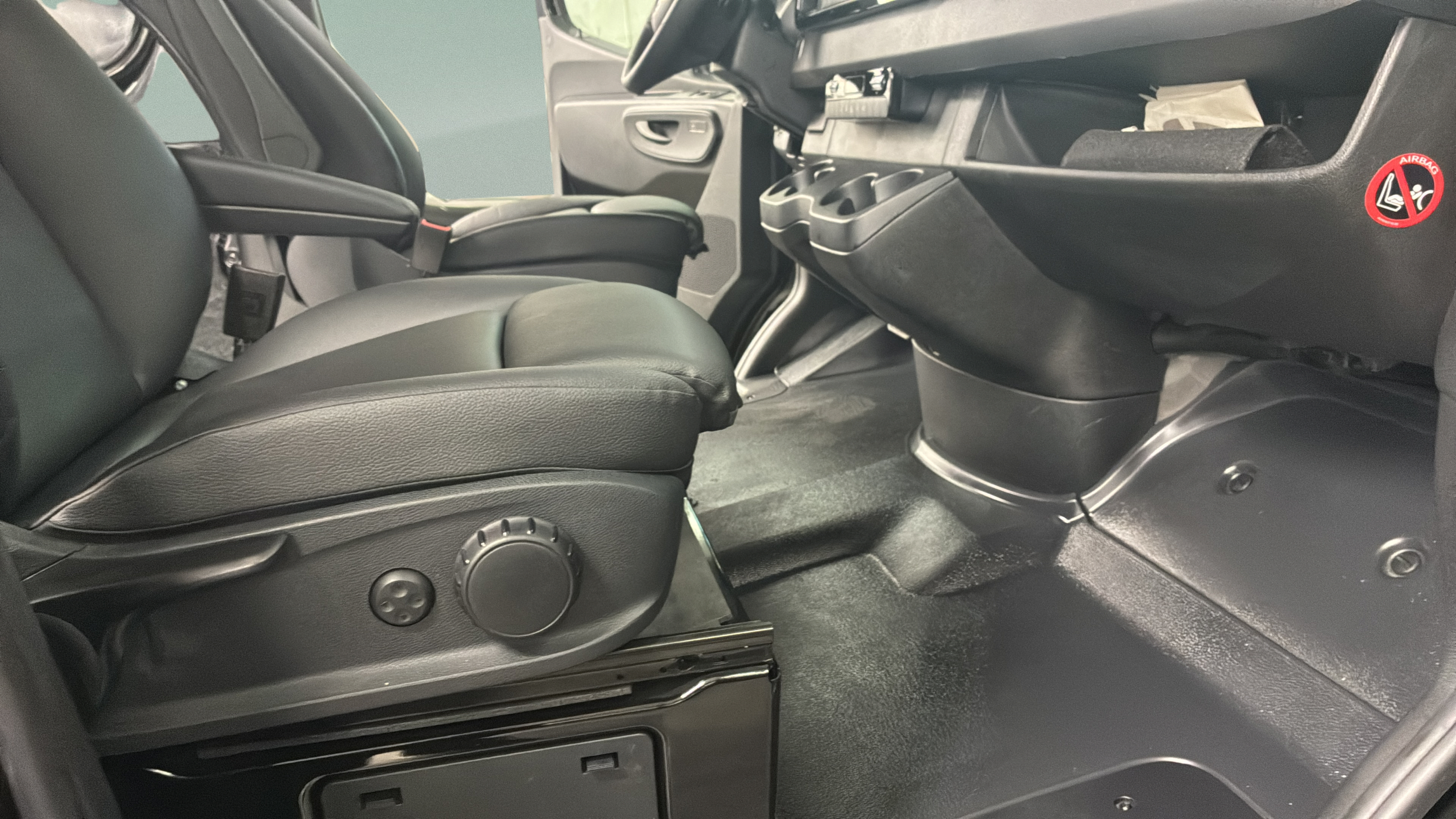 Used 2025 Mercedes-Benz Sprinter 2500 image 27
