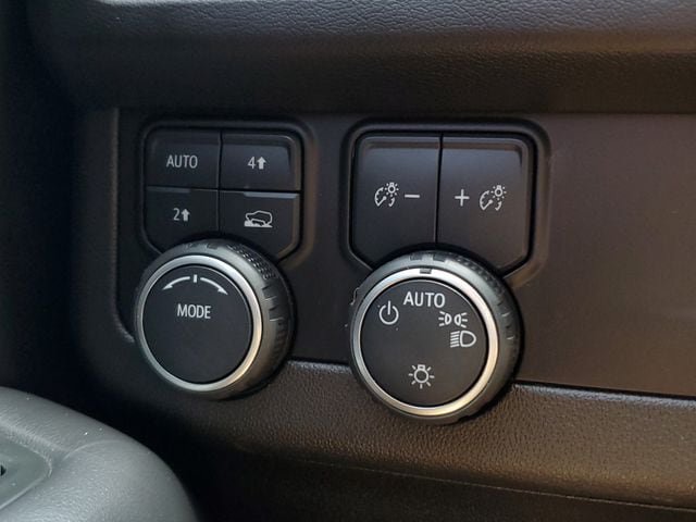 Used 2021 Chevrolet Suburban RST AWD/4WD image 32