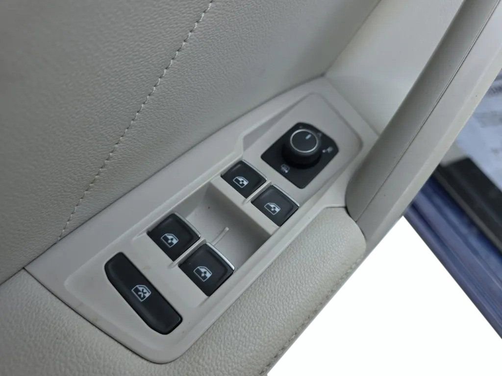 Used 2022 Volkswagen Tiguan SE AWD/4WD image 12