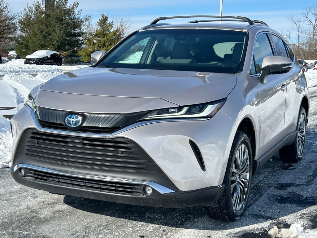 Used 2024 Toyota Venza XLE image 3