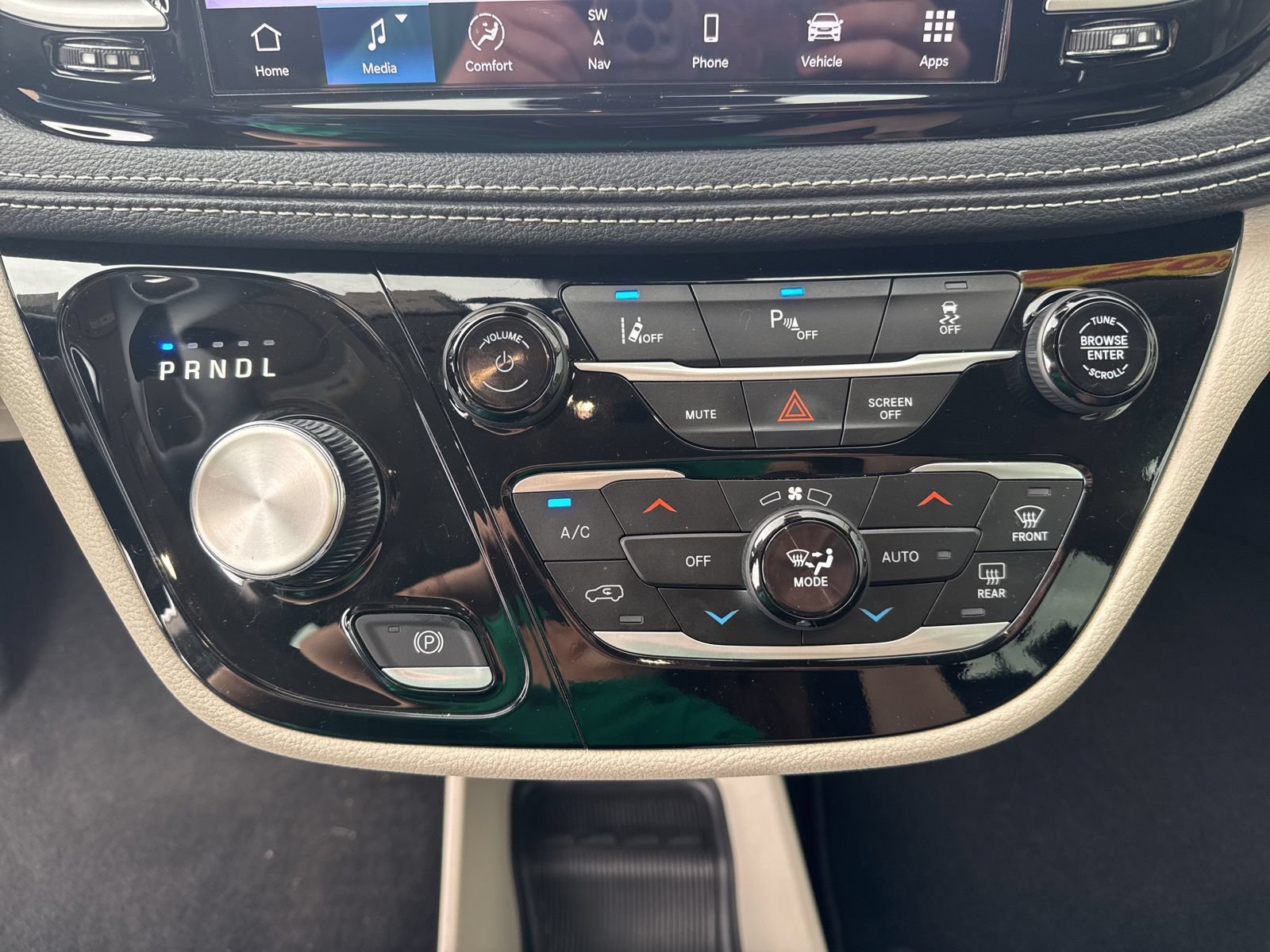 Used 2024 Chrysler Pacifica Limited FWD image 29