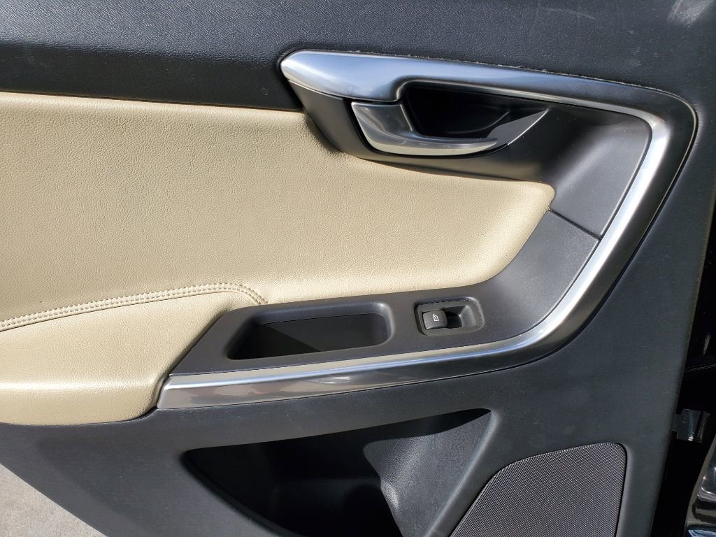 Used 2016 Volvo XC60 T6 w/ Proximity Package image 25