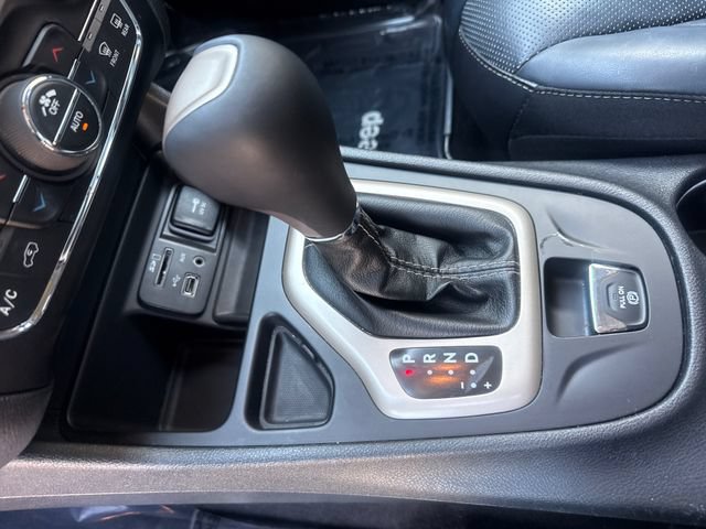 Used 2017 Jeep Cherokee Limited w/ Luxury Group FWD image 19