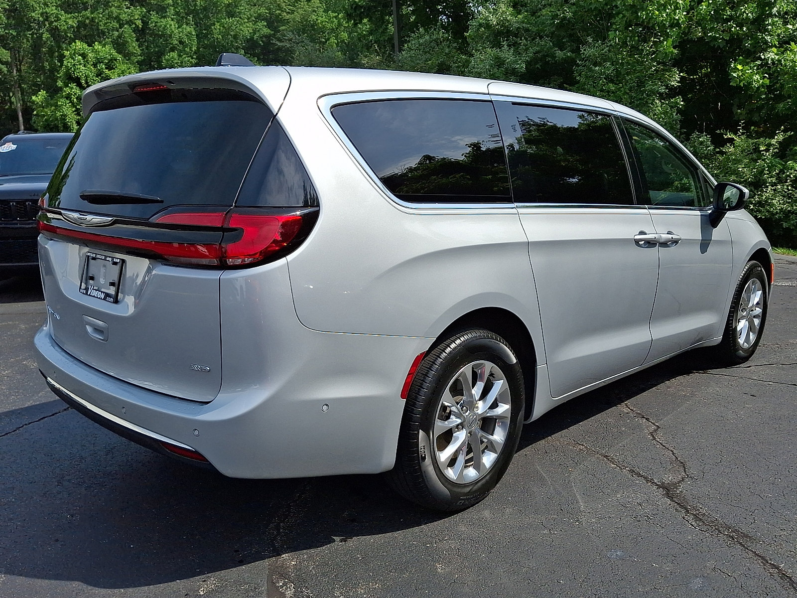 Used 2023 Chrysler Pacifica Touring-L AWD/4WD image 6