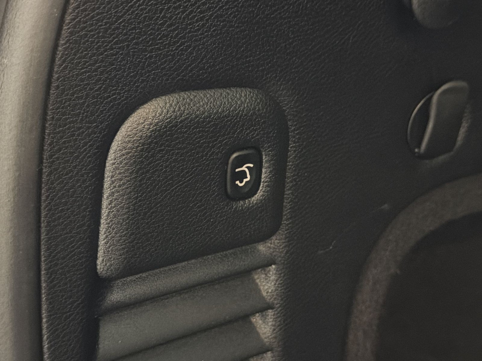 Used 2020 Jeep Grand Cherokee Altitude RWD image 40
