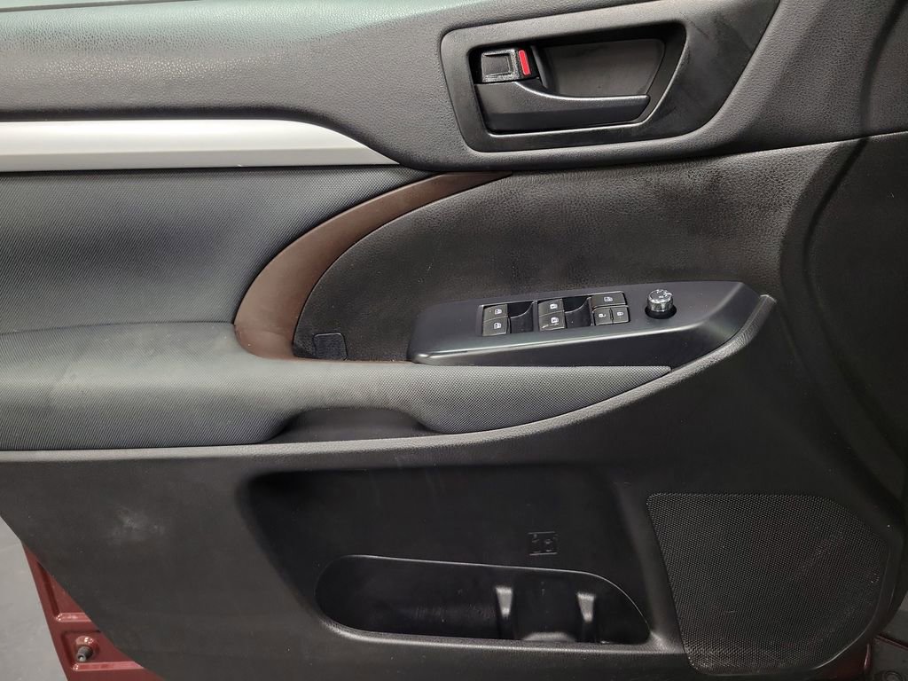 Used 2019 Toyota Highlander LE image 20