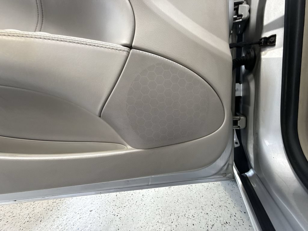 Used 2011 Buick Lucerne CXL FWD image 32