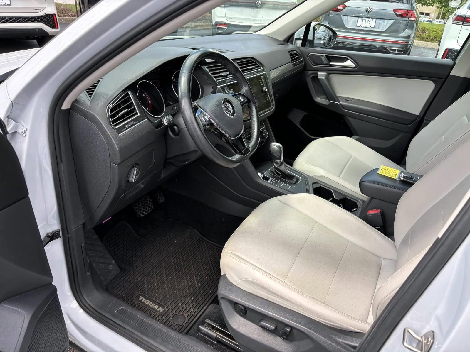 Used 2018 Volkswagen Tiguan SE w/ Panoramic Sunroof Package image 24