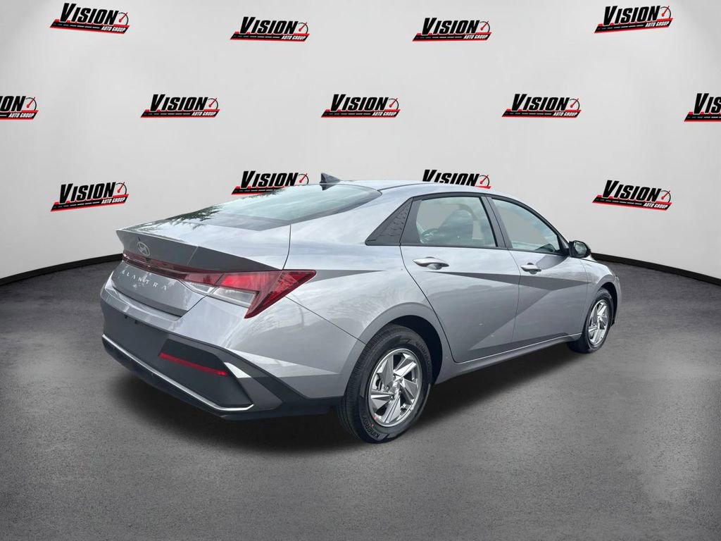 New 2025 Hyundai Elantra SE image 5