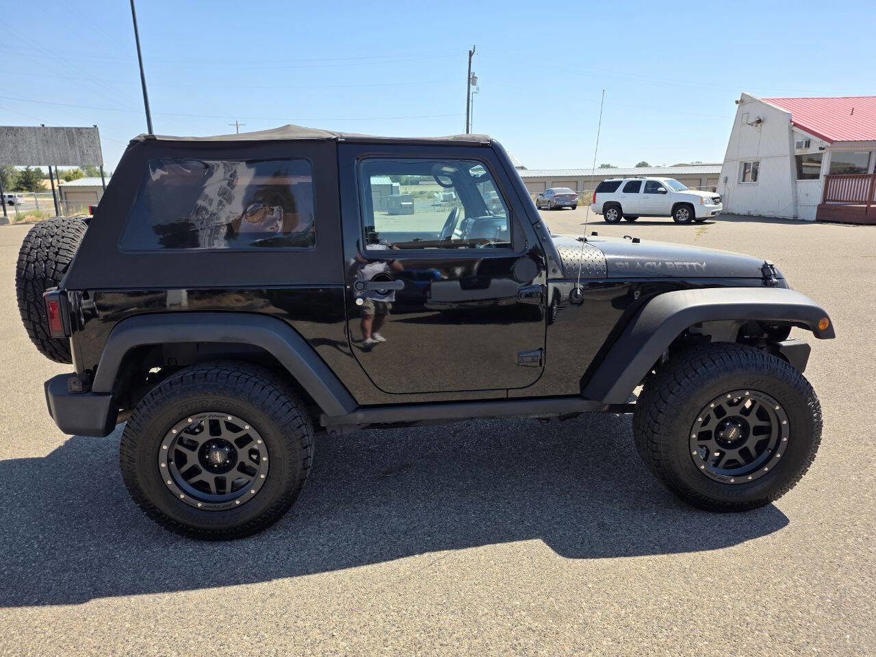 Used 2011 Jeep Wrangler Unlimited Sahara w/ Connectivity Group image 6