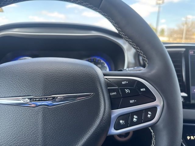 Used 2025 Chrysler Pacifica Select image 11