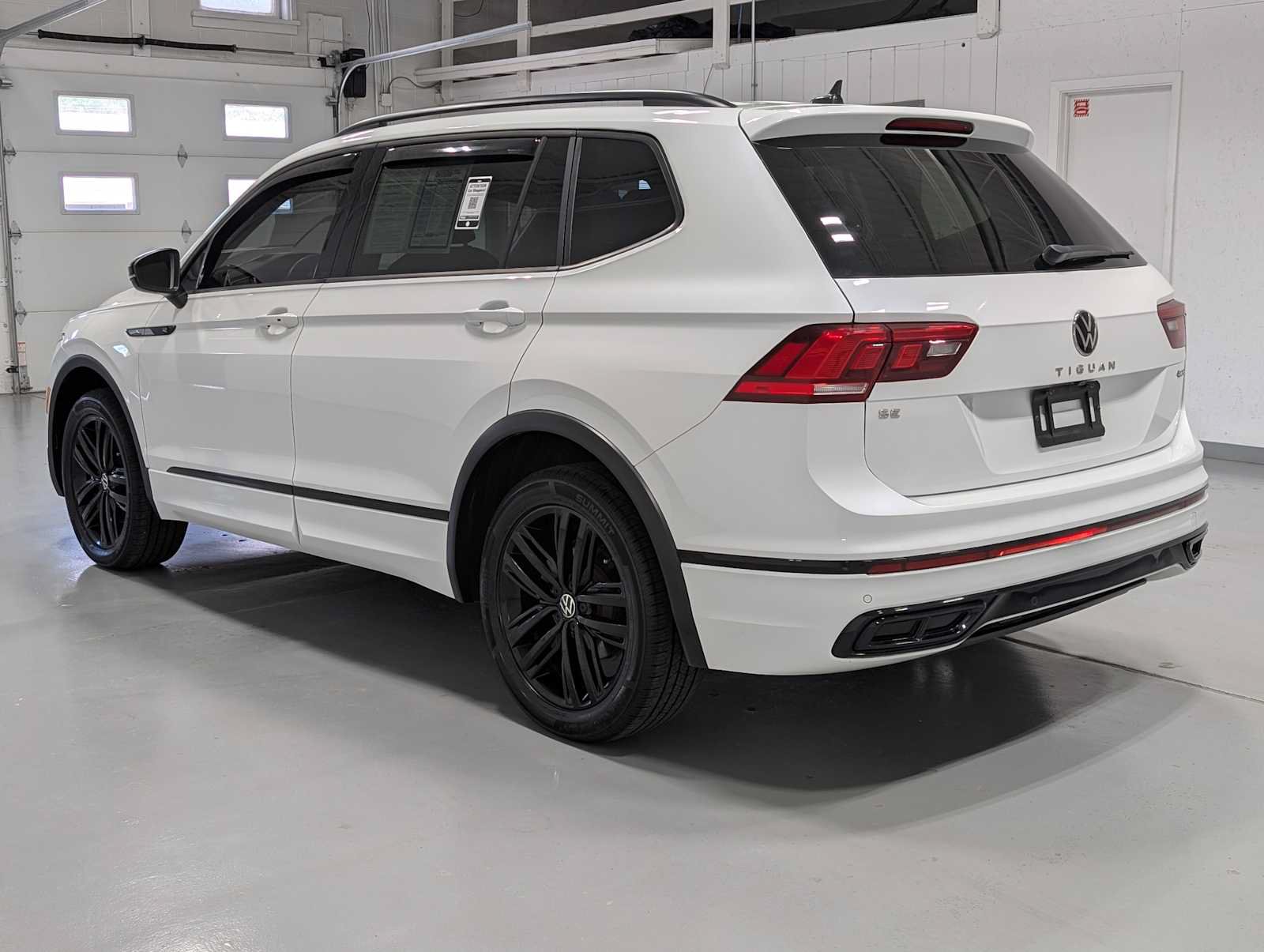 Used 2022 Volkswagen Tiguan SE R-Line AWD/4WD image 10