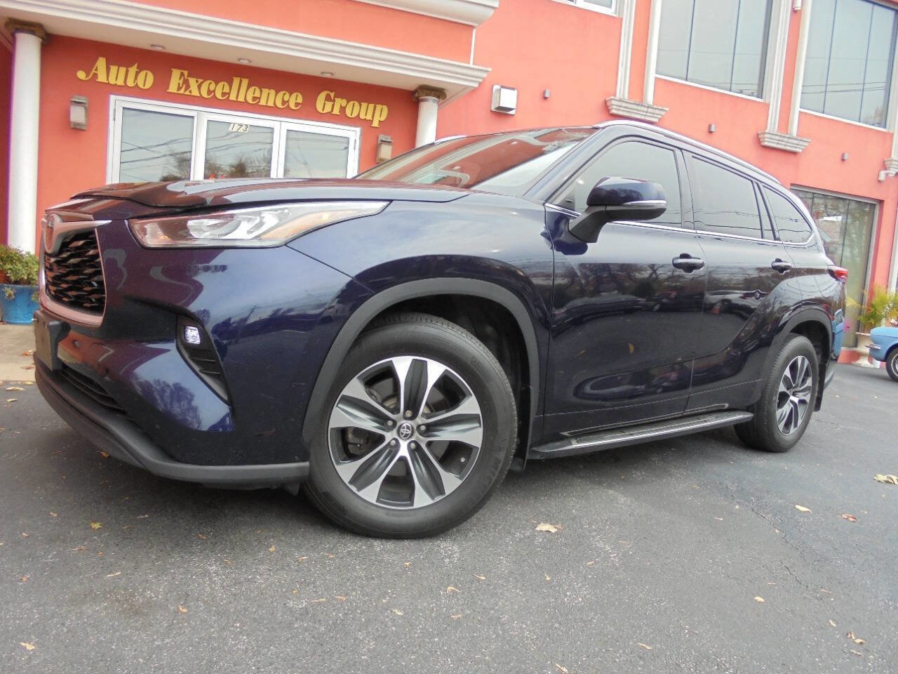 Used 2021 Toyota Highlander XLE AWD/4WD image 45