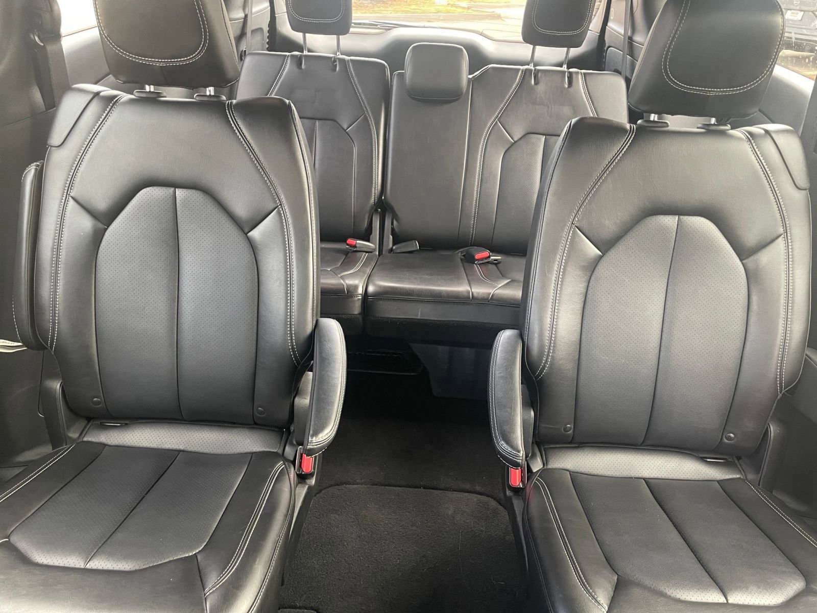 Used 2025 Chrysler Pacifica Select image 43