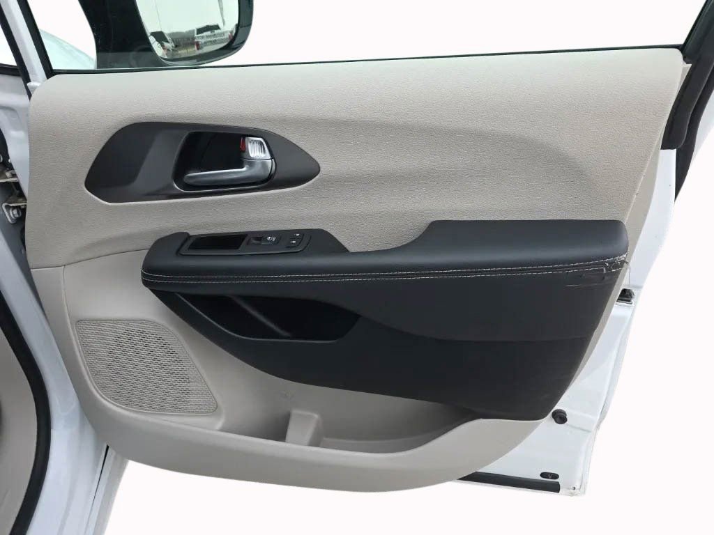 Used 2024 Chrysler Pacifica Select FWD image 20