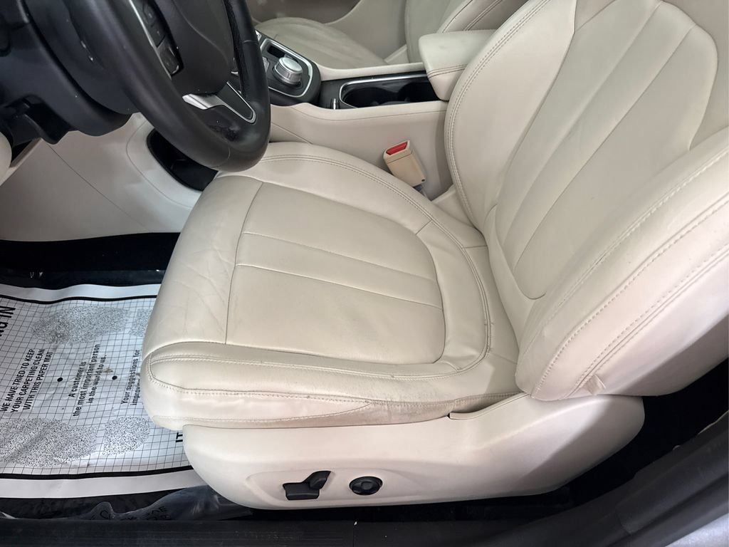 Used 2017 Chrysler 200 Limited Platinum FWD image 28