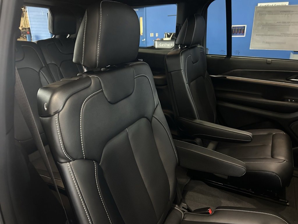 New 2025 Jeep Grand Cherokee L Limited w/ Luxury Tech Group II image 17