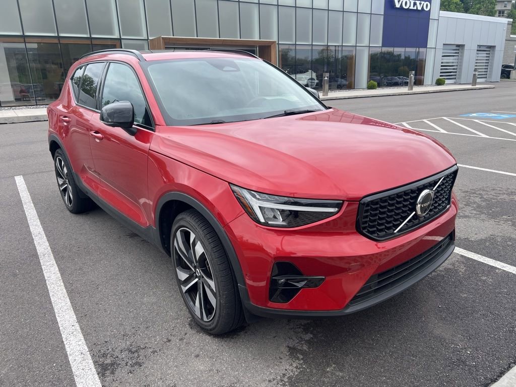 Used 2024 Volvo XC40 B5 Plus w/ Climate Package AWD/4WD image 3