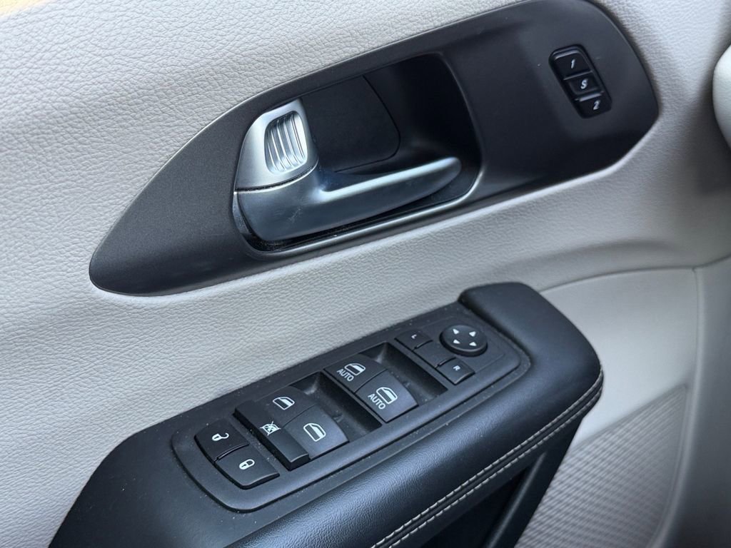Used 2023 Chrysler Pacifica Touring-L image 21