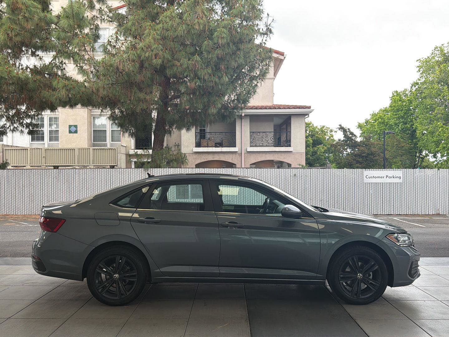Used 2023 Volkswagen Jetta SE w/ Panoramic Sunroof Package FWD image 6