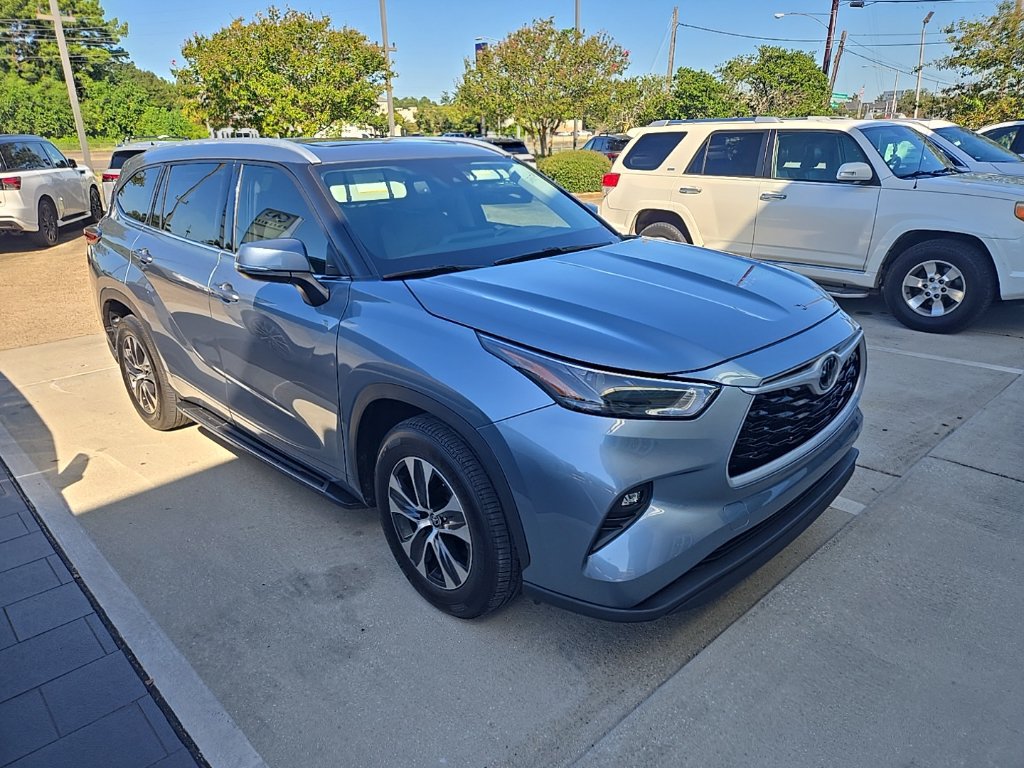 Used 2022 Toyota Highlander XLE FWD image 3