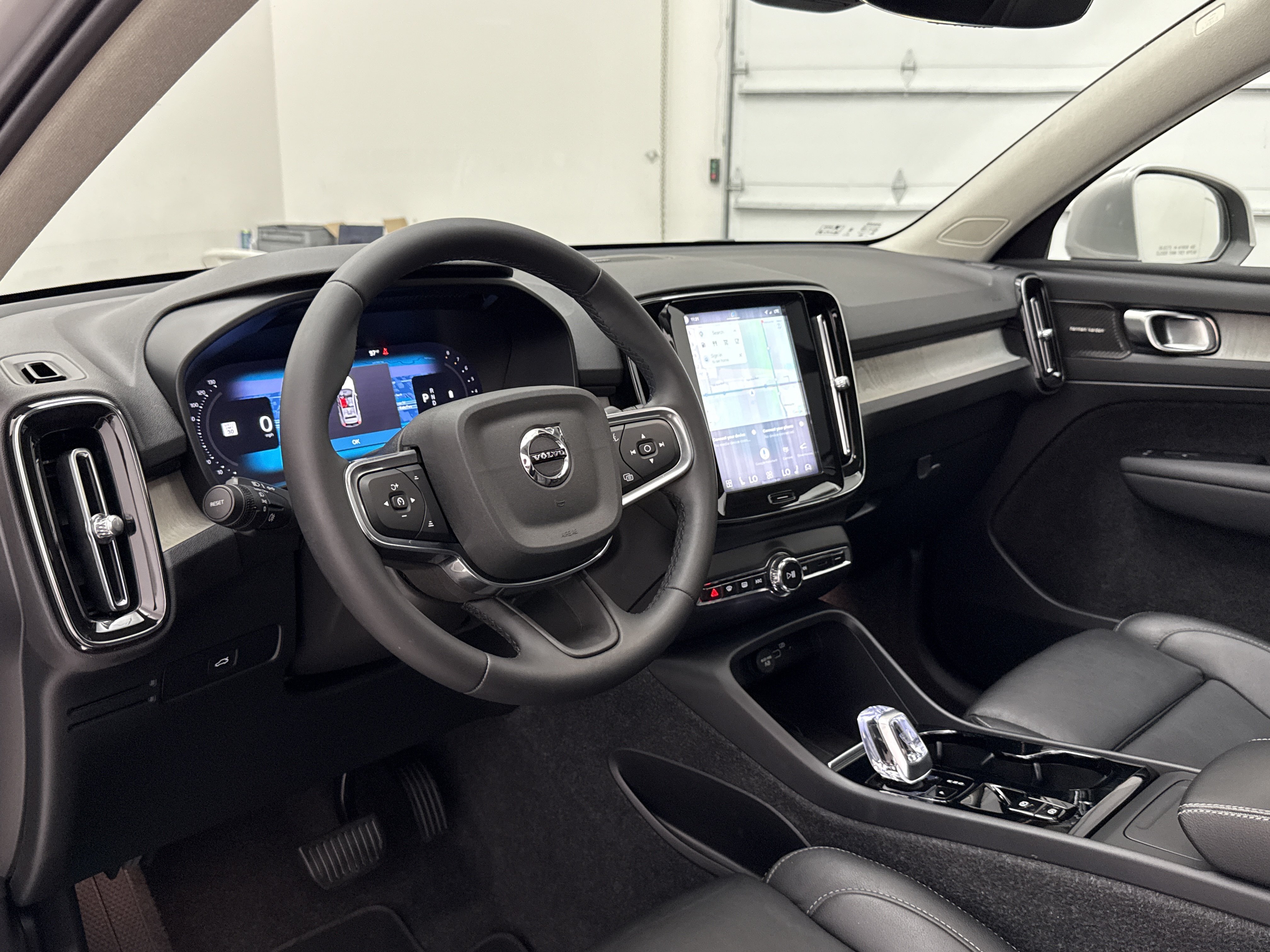 Certified 2024 Volvo XC40 B5 Plus AWD/4WD image 15