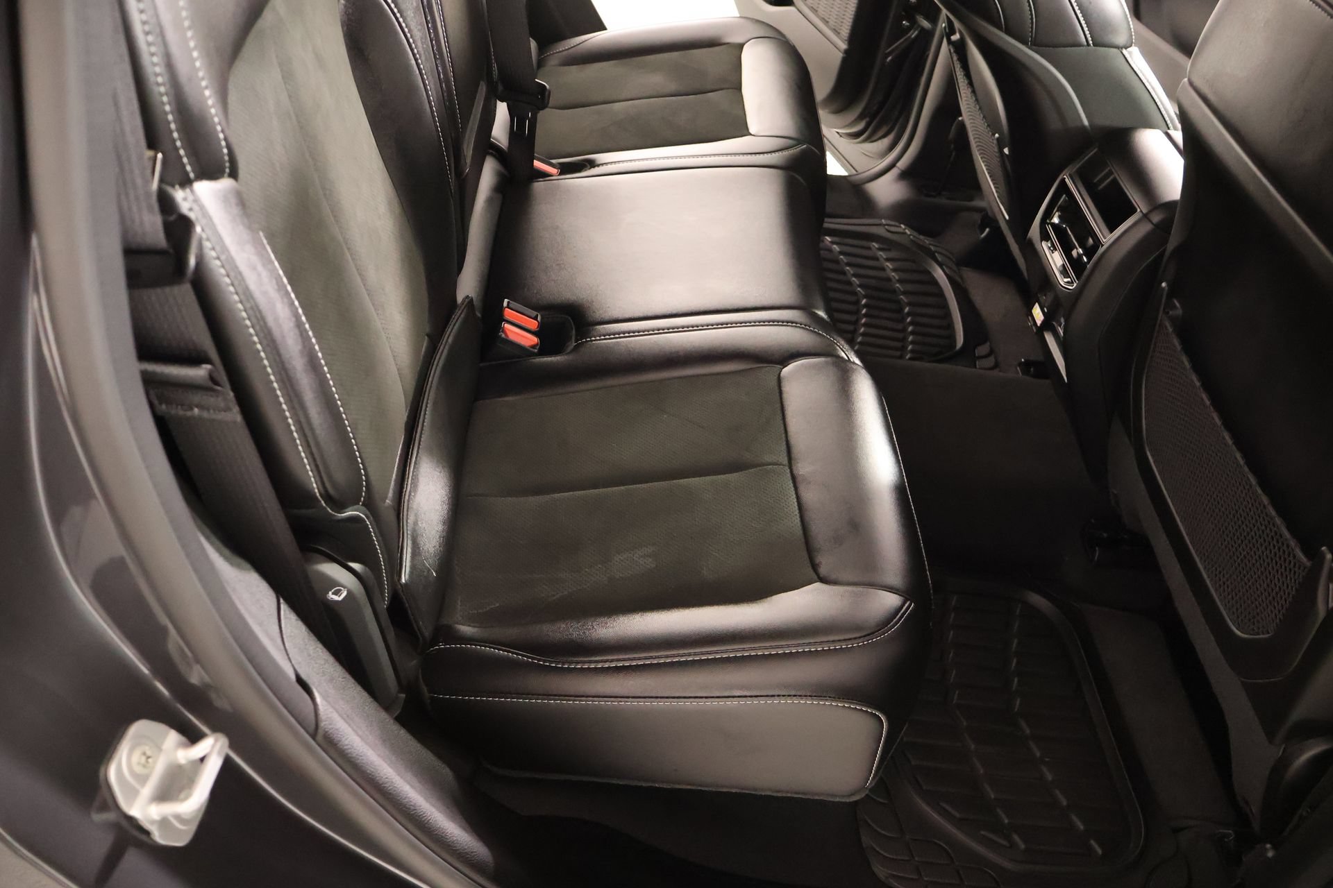 Used 2025 Jeep Grand Cherokee Altitude RWD image 14