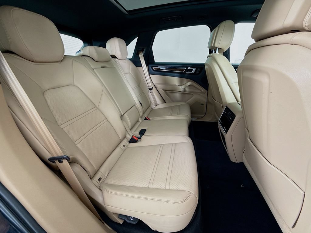 Certified 2023 Porsche Cayenne Platinum Edition AWD/4WD image 29