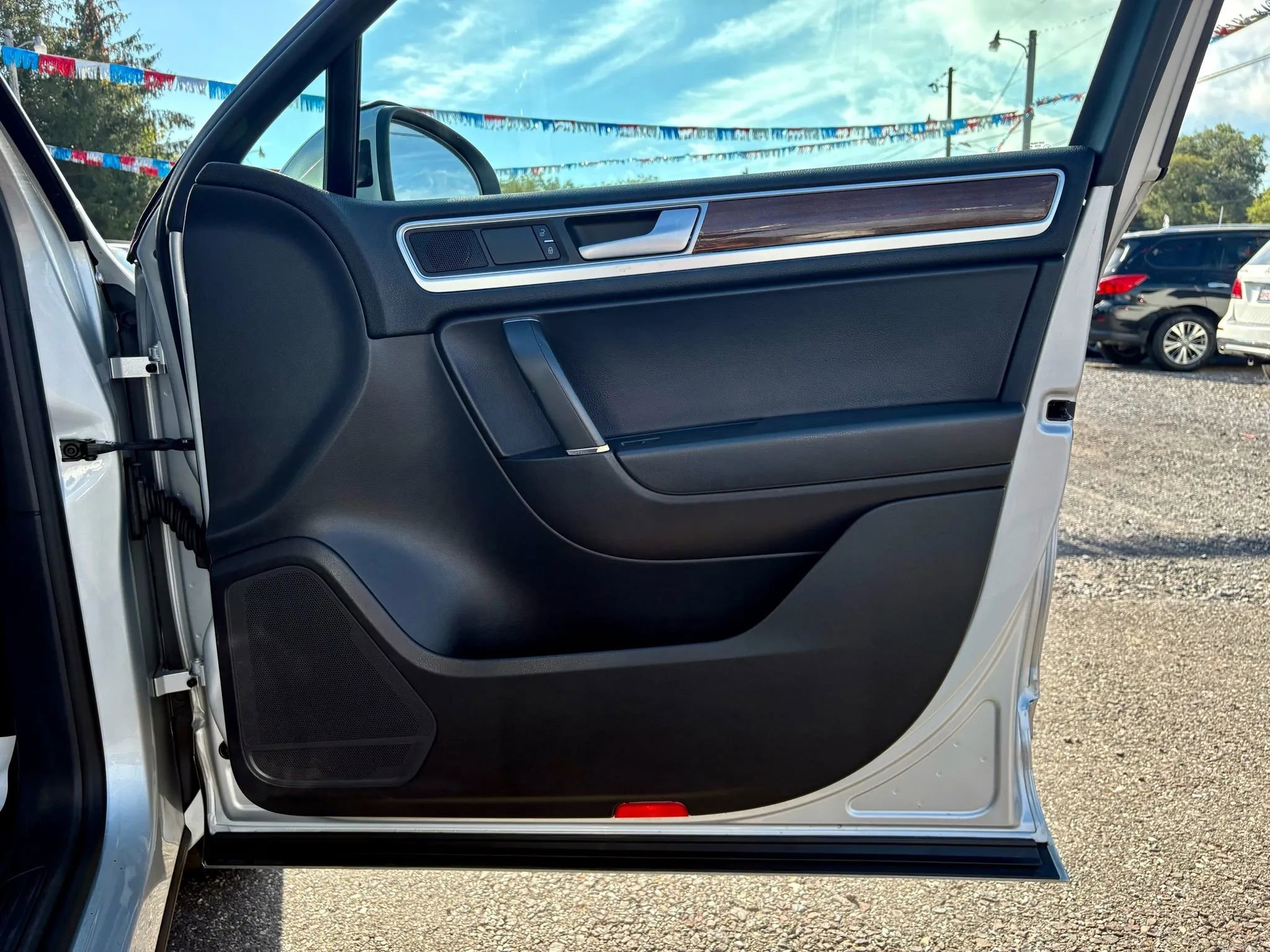 Used 2015 Volkswagen Touareg VR6 image 15