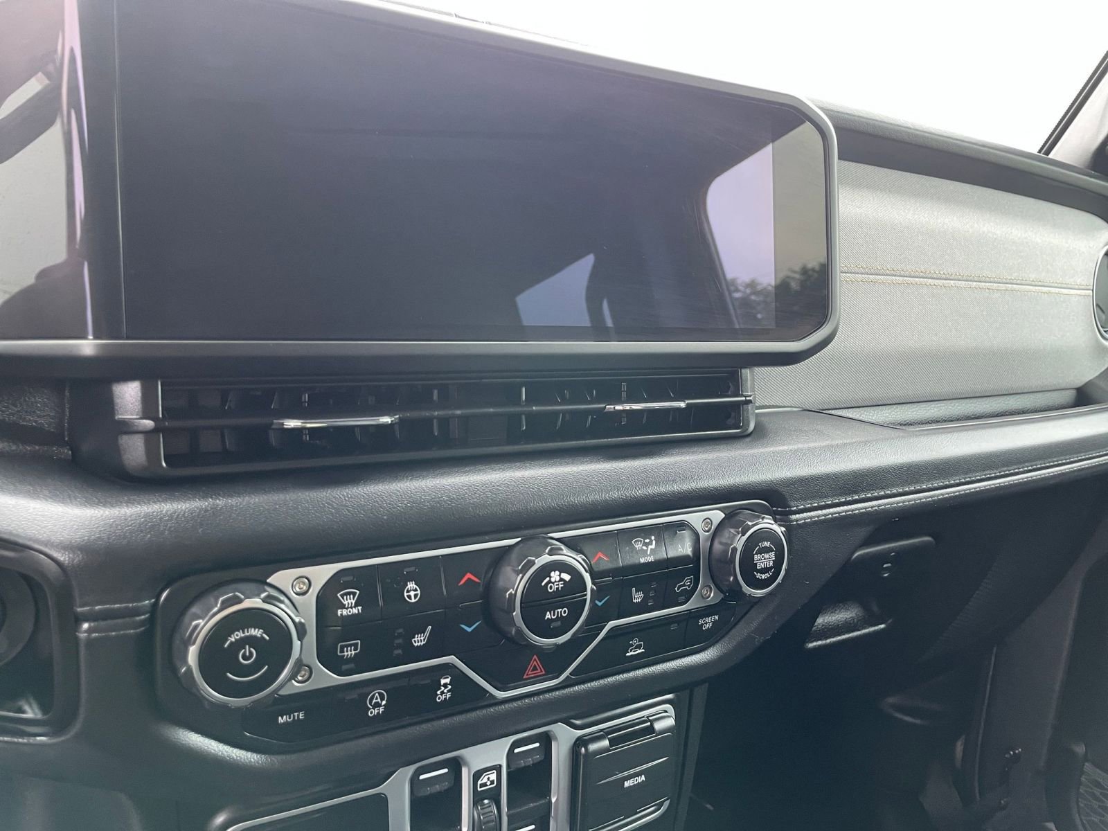 Used 2025 Jeep Wrangler Sahara image 18