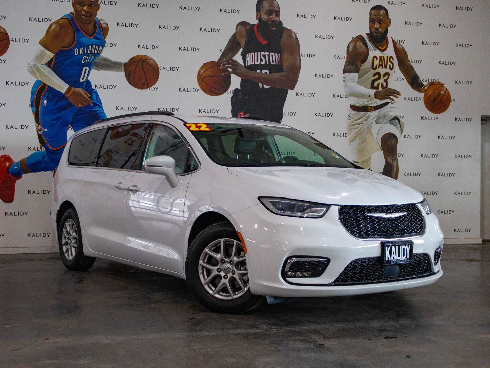 Used 2022 Chrysler Pacifica Touring-L FWD image 2
