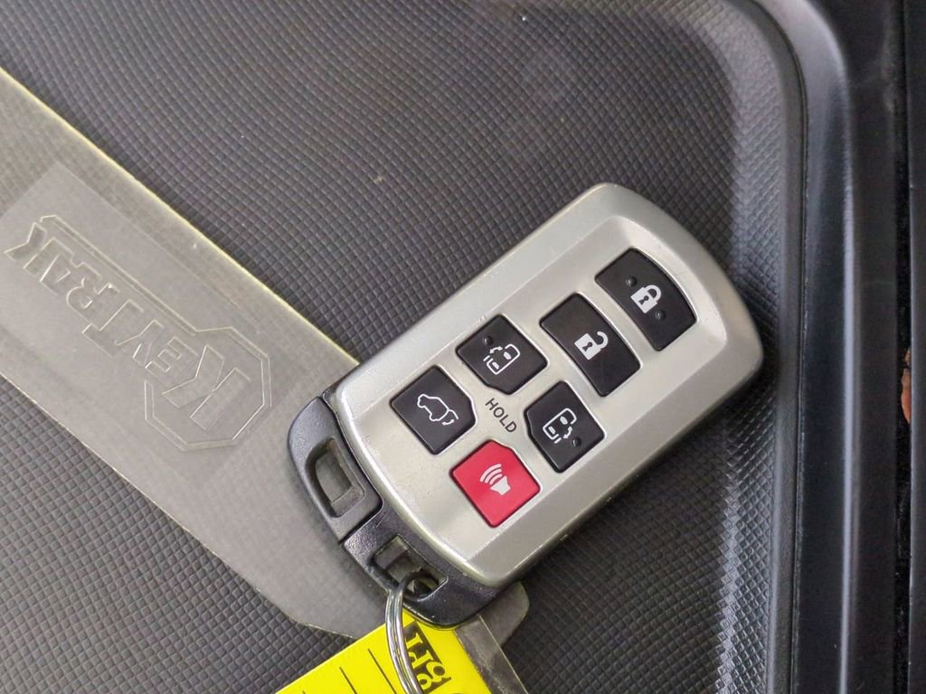 Used 2020 Toyota Sienna Limited image 31