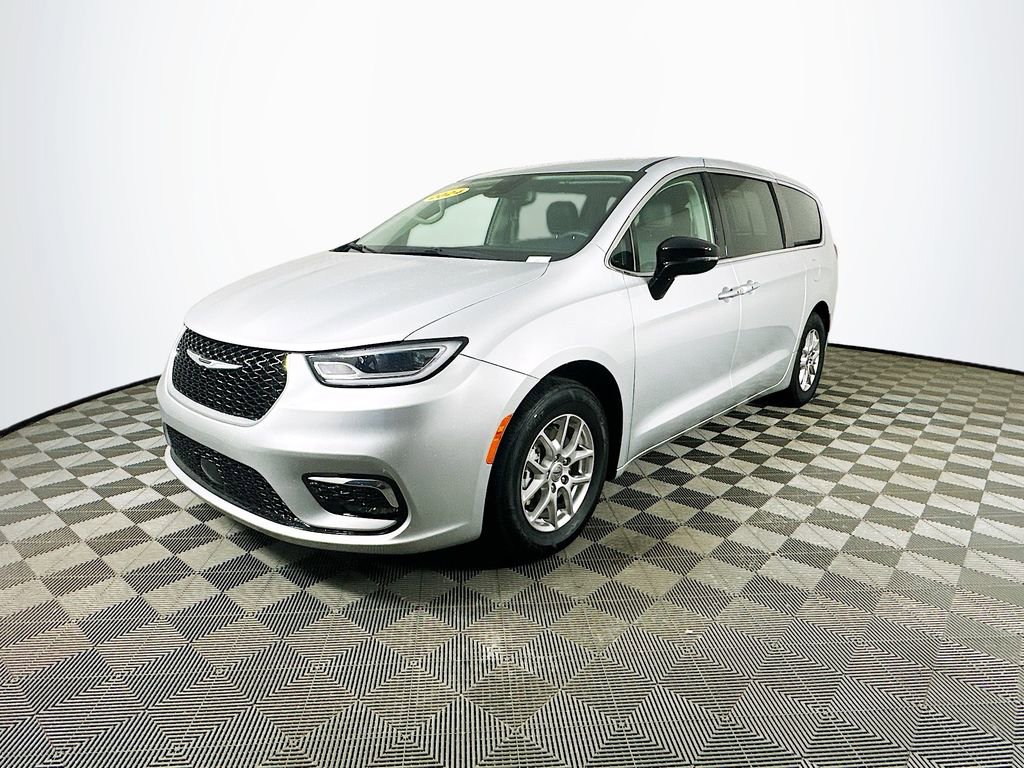 Certified 2024 Chrysler Pacifica Touring-L image 5