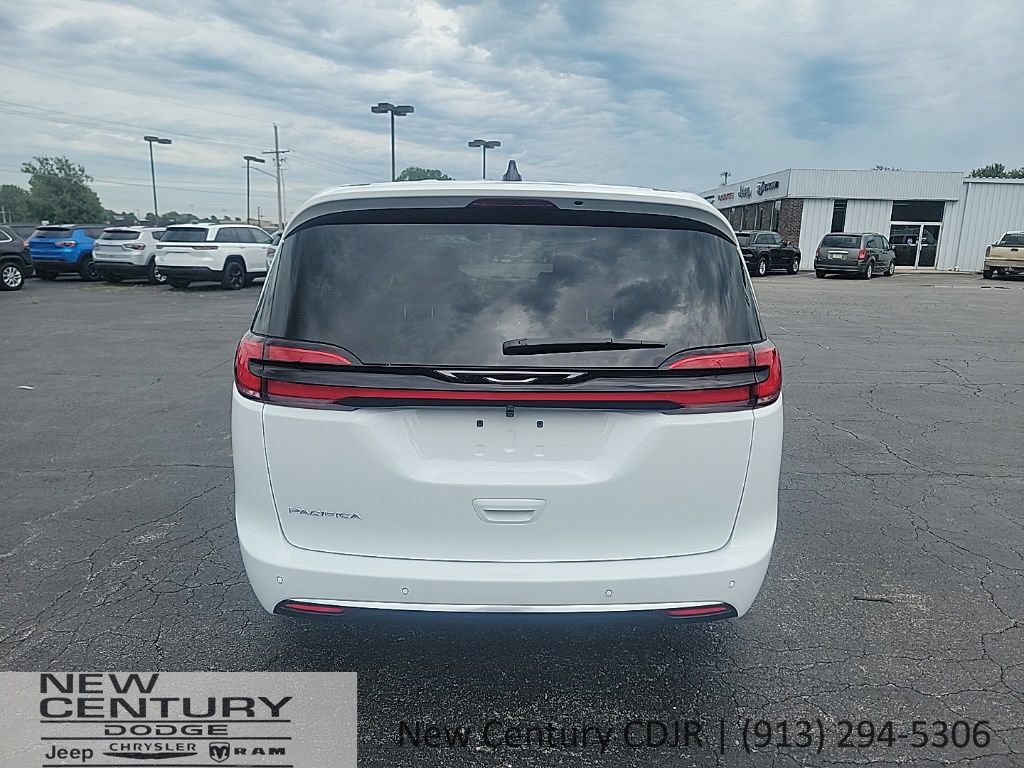 New 2027 Chrysler Pacifica Select FWD image 4