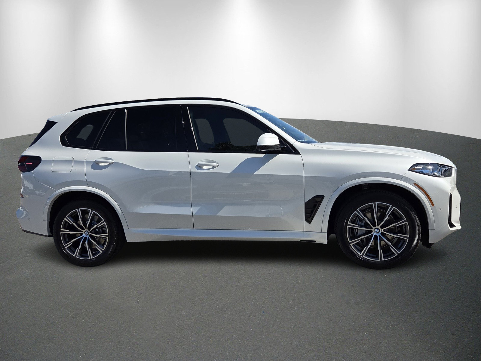New 2026 BMW X5 xDrive50e w/ M Sport Package AWD/4WD image 8