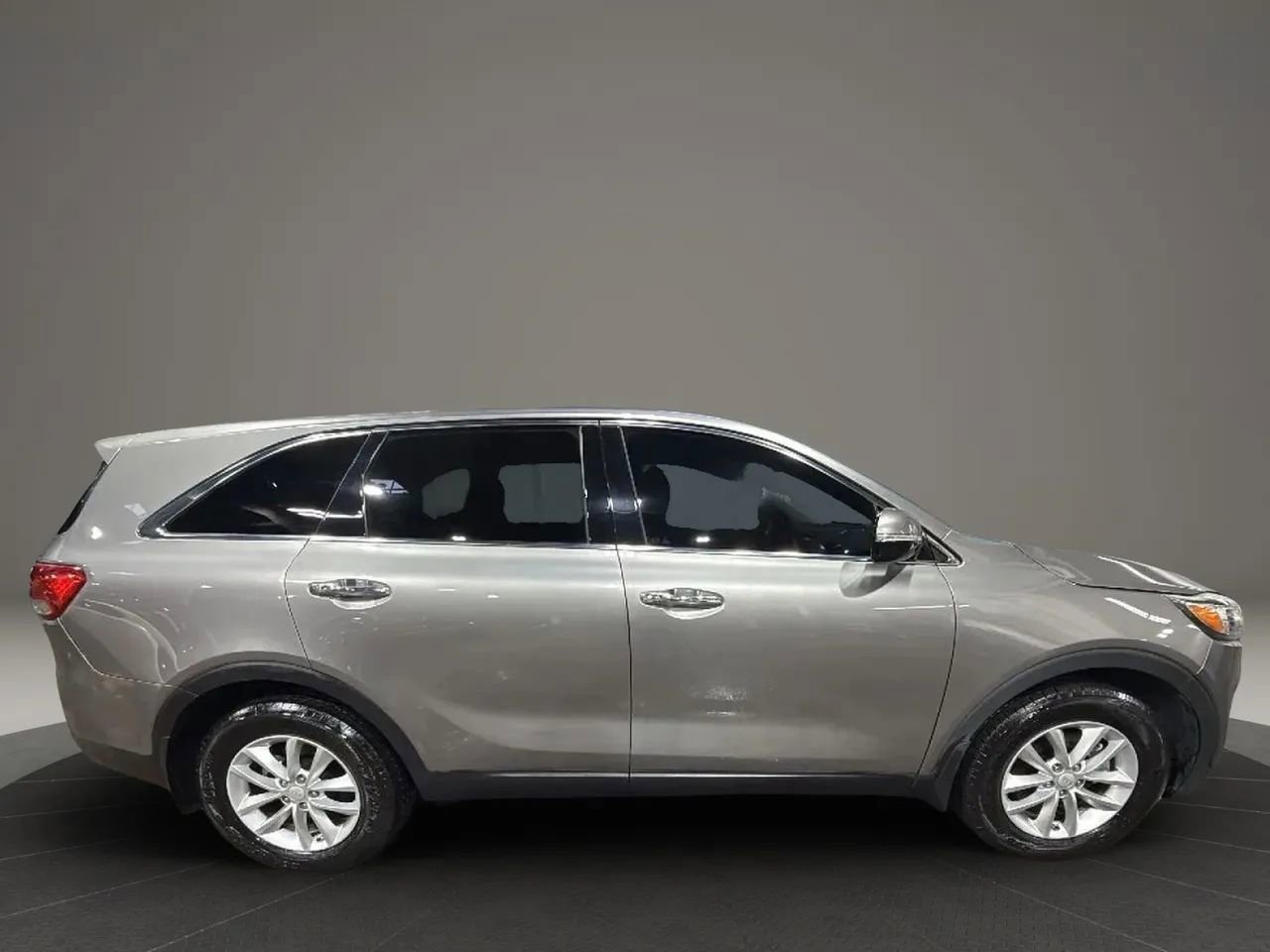 Used 2017 Kia Sorento L image 4